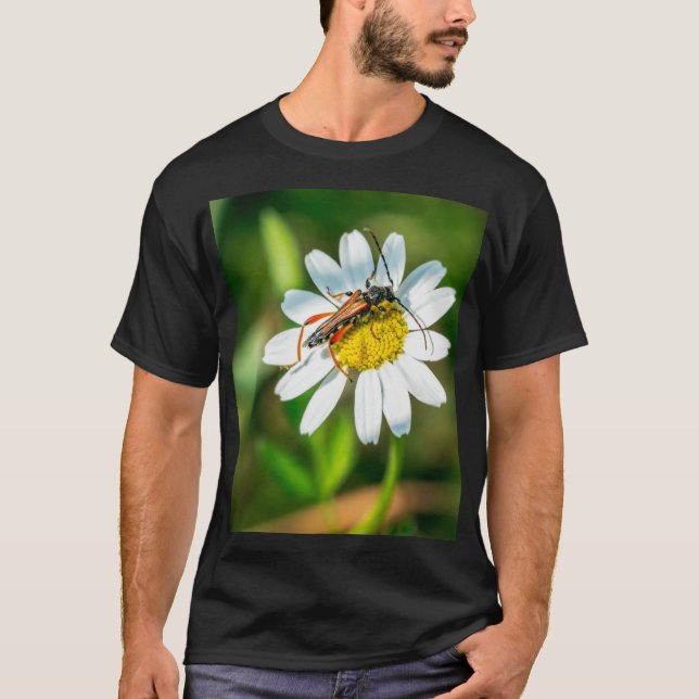 Camiseta Sentado na Flor, Aproveitando o Néctar (Frente)