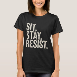 Camiseta Sente-se Resista Cachorros Divertidos Amam Protest