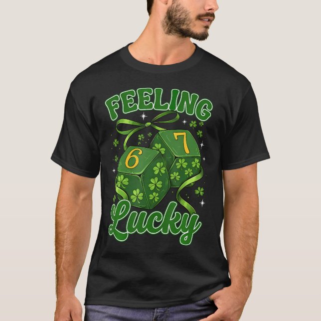 Camiseta Sentindo Sorte 67 Trevos de Seis Sete Dados St Pat (Frente)