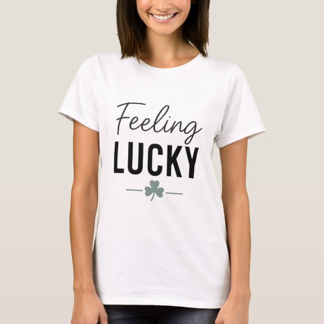 Camiseta Sentindo Sorte – Roteiro Moderno & Trevo de Três F (Frente)
