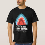 Camiseta Sentindo Tubarão Jawsome Funny Summer Puns Negros<br><div class="desc">Sinta esse impressão gráfico de VACAÇÃO JAWSOME FUNNY SHARK SURFBOARD SUMMER BEACH,  é uma adição perfeita ao seu guarda-roupa de verão e é para surfistas,  amantes de esportes aquáticos ou amantes de praia que adoram ir à praia e cavalgar ondas com uma prancha.</div>