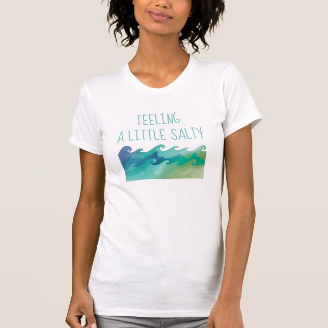 Camiseta Sentindo um pouco de ondas salgadas de praia (Frente)