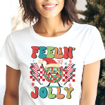 Camiseta Sentir Jolly Retro Christmas Vibes<br><div class="desc">Espalhe um pouco de alegria de férias com esta design de Natal divertida e inspirada por retrô! Apresentando um padrão vibrante e uma tipografia brincalhona, esta camisa é perfeita para quem quiser abraçar a estação festiva com um talento nostálgico. Esteja você assistindo a uma festa de férias ou se aconchegando...</div>