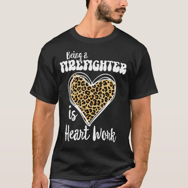 Camiseta Ser bombeiro é trabalho de coração Amor Leopardo V (Frente)