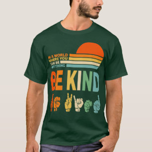 Camiseta Ser gentil em linguagem de sinais em um mundo onde