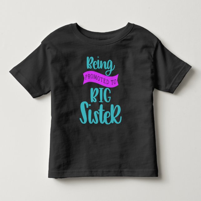 Camiseta Ser Promovida a Irmã Mais Velha (Frente)