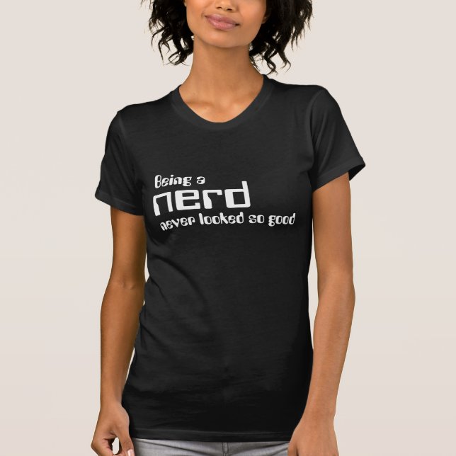 Camiseta Ser um nerd nunca olhou tão bom (Frente)