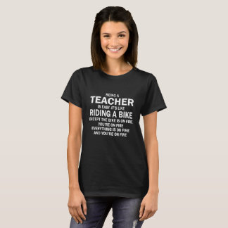 Camiseta Ser um professor é fácil ele é como a montada de
