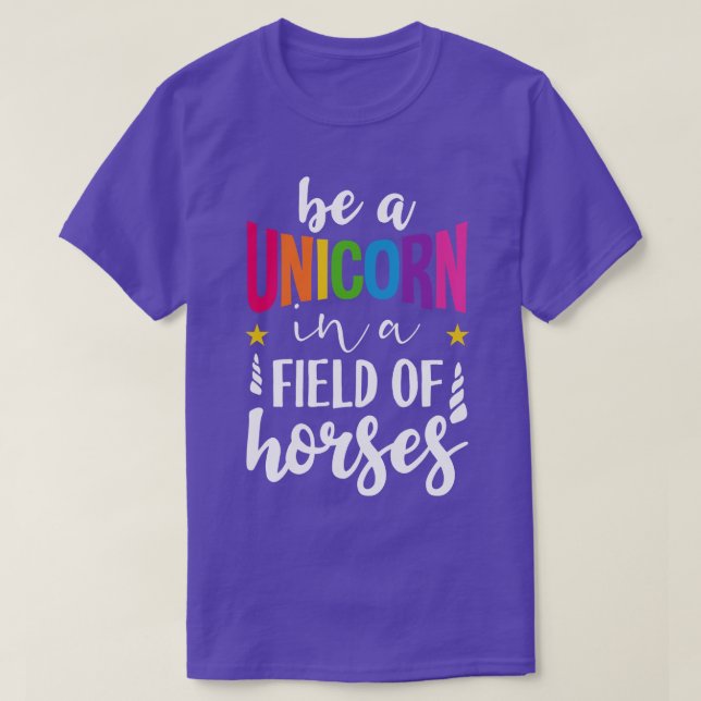 Camiseta Ser um unicórnio num campo de cavalos (Frente do Design)