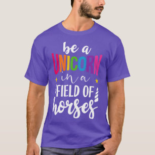 Camiseta Ser um unicórnio num campo de cavalos