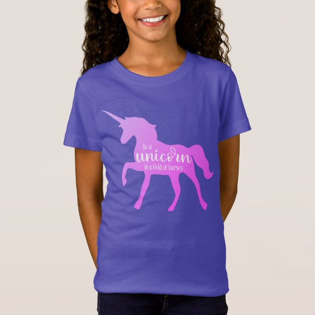 Camiseta Ser um unicórnio num campo de cavalos (Frente)