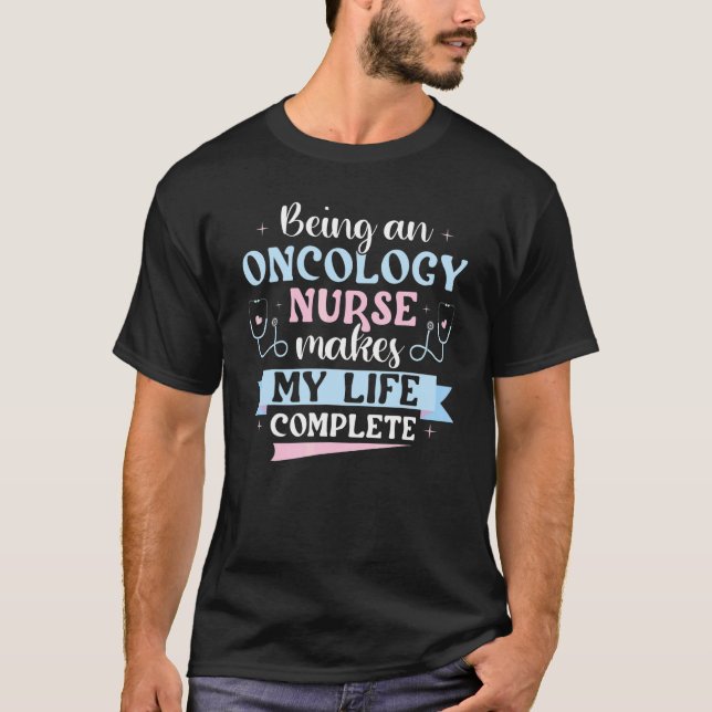 Camiseta Ser Uma Enfermeira De Oncologia Torna Minha Vida C (Frente)