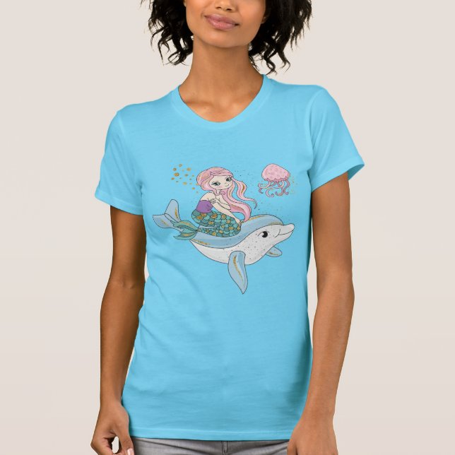 Camiseta Sereia Fofa Andando um Golfinho Sob o Mar (Frente)