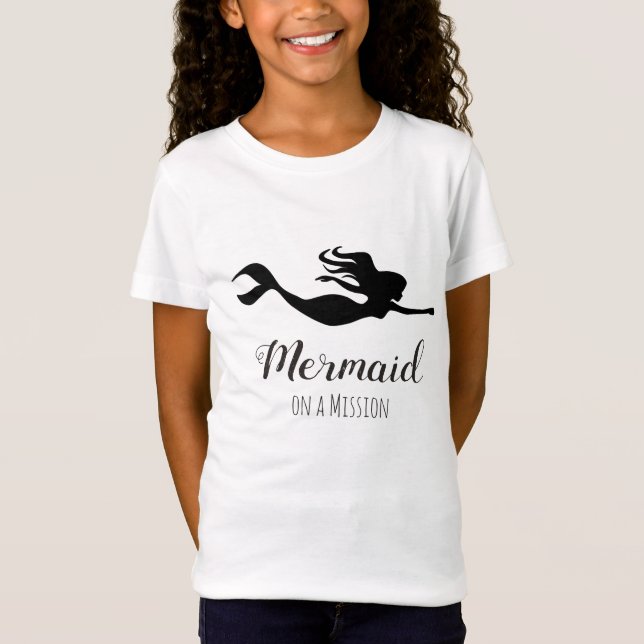 Camiseta Sereia Gráfica Negra e Branca em uma Missão (Frente)