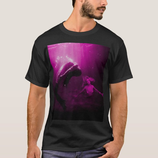 Camiseta Sereia salva vítima afogada em Fuchsia, rosa sob a (Frente)
