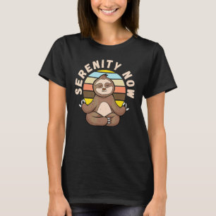 Camiseta Serenidade Agora Humor Yoga Sloth Vintage Dia Preg