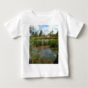 Camiseta Serenidade Silenciosa: Um Sapo Verde sobre Leitura