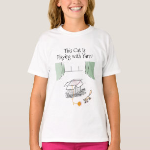 Camiseta Série de desenhos "Este Gato É" Brincando com Linh
