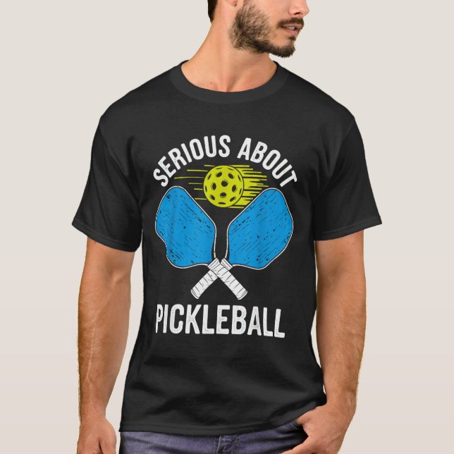 Camiseta Sério sobre pickleball engraçado pickle ball  (Frente)