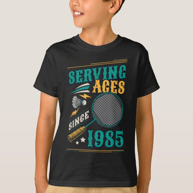 Camiseta Servindo Aces Desde 1985 Badminton Nasceu 40º (Frente)
