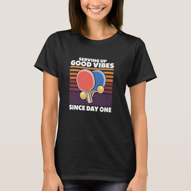 Camiseta Servindo um pino de Mesa de Tênis de boas vibes (Frente)