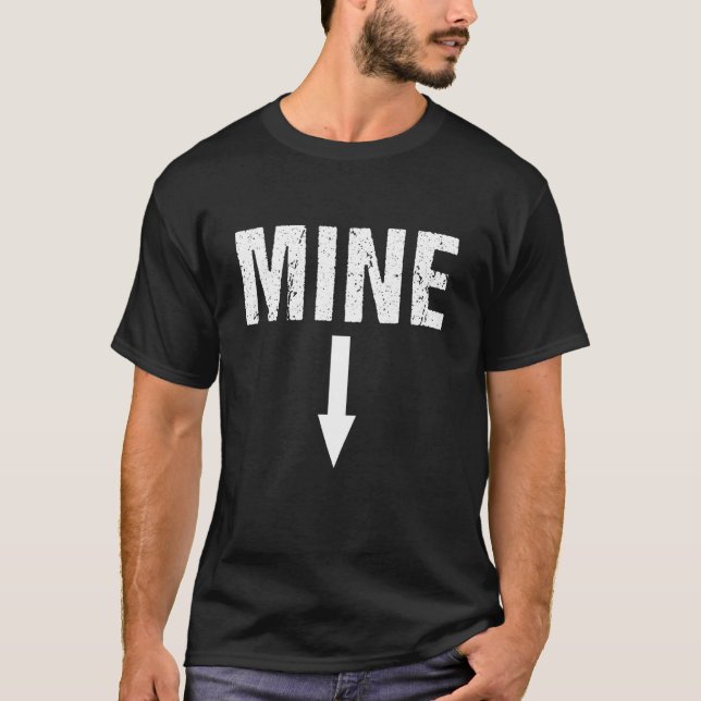 Camiseta Seta de Protesto Mine Pro Choice Apontando para Ba (Frente)