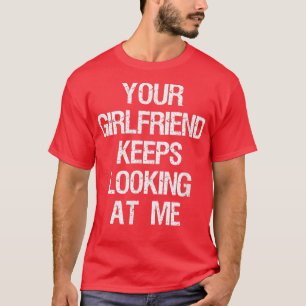 Camiseta Seu Namorada Continua Olhando Para Mim Casal Engra