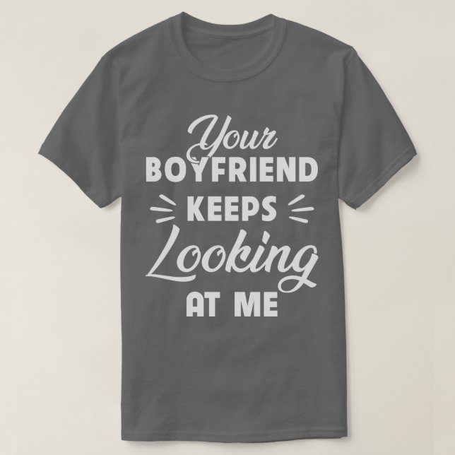 Camiseta Seu Namorado Continua Olhando Para Mim Engraçado (Frente do Design)