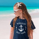 Camiseta Seu nome e Marinho de Estrelas de Âncora de Vintag<br><div class="desc">Raparigas na moda T-Shirt com seu nome pessoal e nome de barco ou outro texto desejado,  uma âncora de vintagem personalizada e estrelas em branco em azul-marinho clássico. Faz um presente excelente para qualquer ocasião.</div>