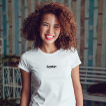 Camiseta Seu nome ou monograma no script retroativo<br><div class="desc">Esta camisa simples e na moda apresenta seu nome ou monograma em uma moda preta,  tipografia retrô de script caprichoso.</div>