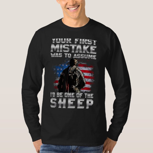 Camiseta Seu Primeiro Erro Foi Presumir Que Eu Seria Um Dos (Frente)