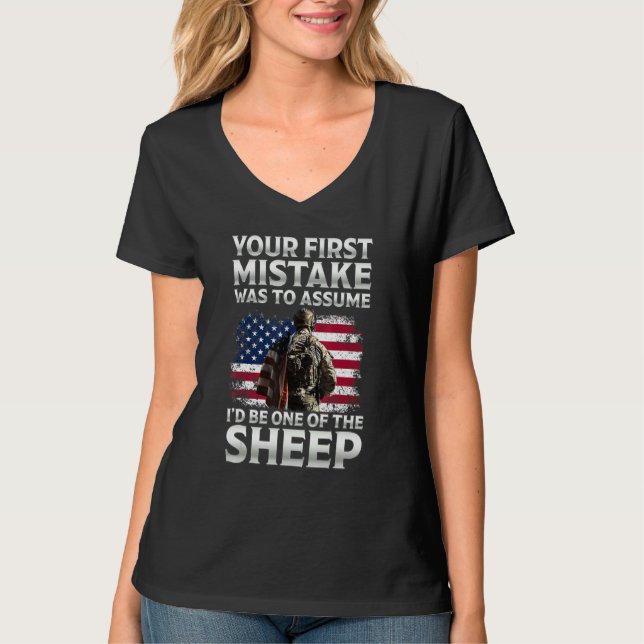 Camiseta Seu Primeiro Erro Foi Supor Que Eu Seria Um Dos (Frente)