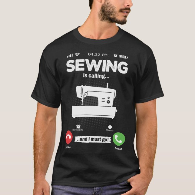 Camiseta Sewing Is Calling I Must Go Sewing Machine Hobby S (Frente)