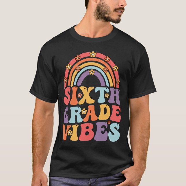 Camiseta Sexto Grau Vibes Boho Arco-Íris De Volta À Escola (Frente)