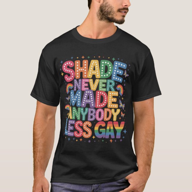 Camiseta Shade Never Made Anybody Less Gay Pride LGBT Month (Frente)
