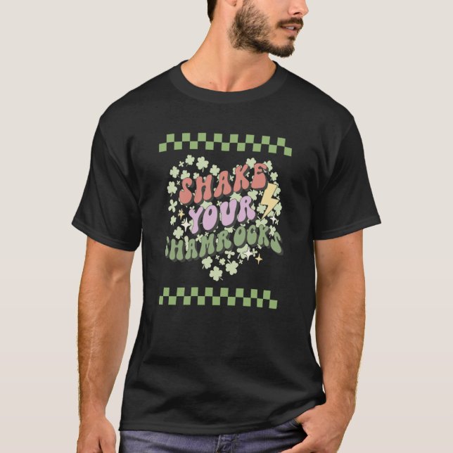 Camiseta Shake Your Shamrocks St Patrick's Day Groovy Retro (Frente)