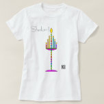 Camiseta Shalom Menorah tee<br><div class="desc">Uma menorah ligeiramente diferente, mas muito colorida, agarra tanto a frente como a parte de trás desta árvore divertida. Seis das chamas menorah representam os seis dias de criação, e a chama central (sétima) representa Yeshua / Jesus, que é nosso Shabbat / Sabbath Rest. Depois de seis dias de criação,...</div>