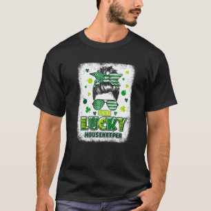 Camiseta Shamrock One Lucky Housekeeper Messy Bun Patricks