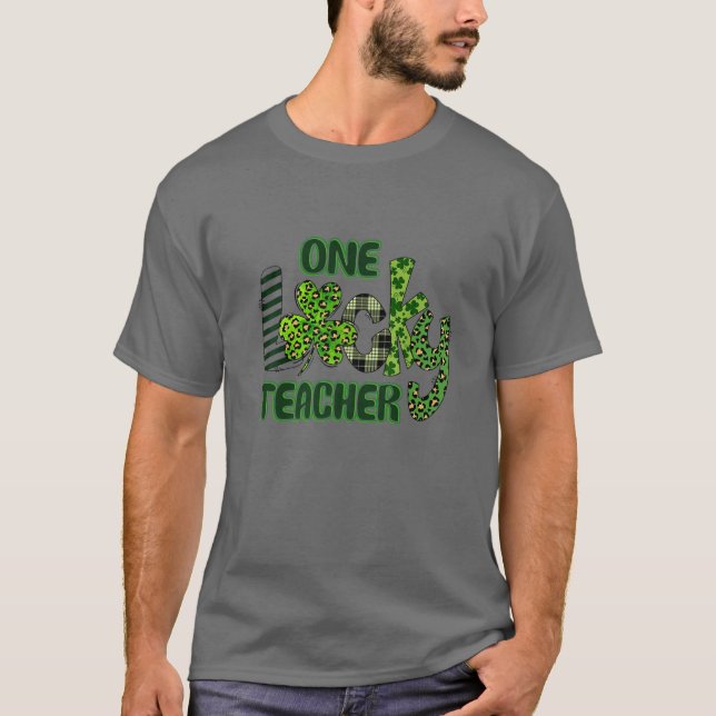 Camiseta Shamrock One Lucky Teacher Rua. (Frente)