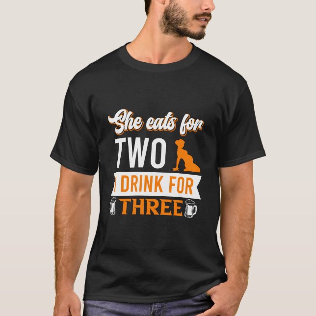 Camiseta She Eats For Two I Drink For Three Daddy Saying (Frente)