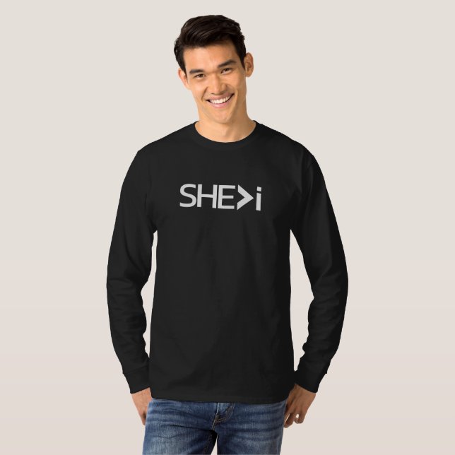 Camiseta SHE>i (Frente Completa)