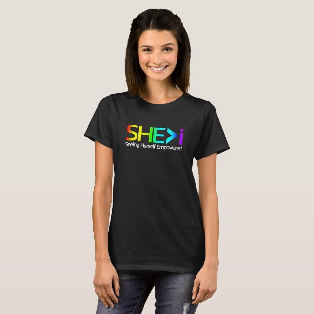 Camiseta SHE>I A Ver-Me Com Poderes (Frente Completa)