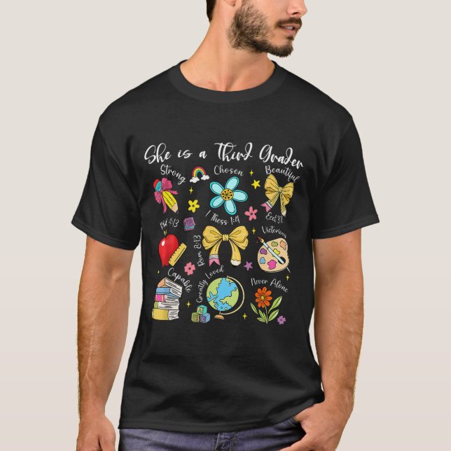 Camiseta She Is A Third Grader Bible Verses Back To School  (Frente)
