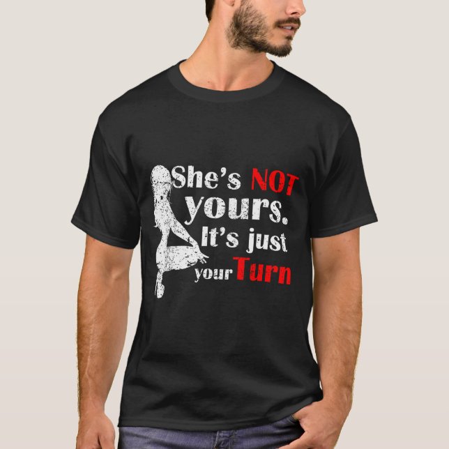 Camiseta She Is Not Yours It Is Just Your Turn Retro Funny  (Frente)