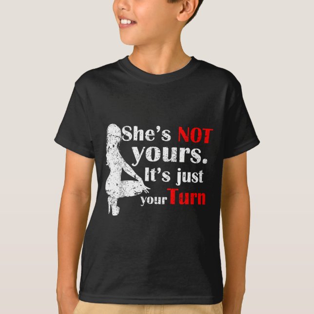 Camiseta She Is Not Yours It Is Just Your Turn Retro Funny  (Frente)