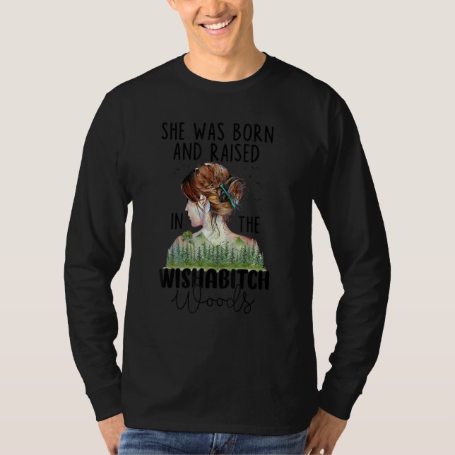 Camiseta She Was Born And Raised In The Wishabitch Woods t- (Frente)