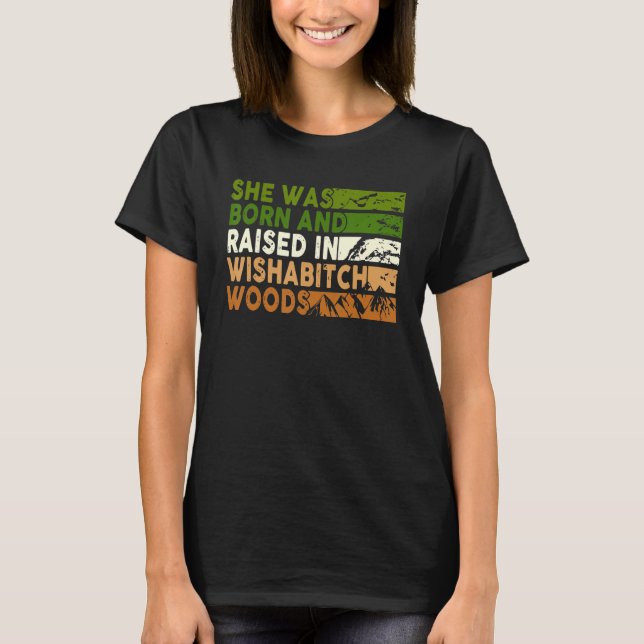 Camiseta She Was Born And Raised In Wishabitch Woods Camper (Frente)