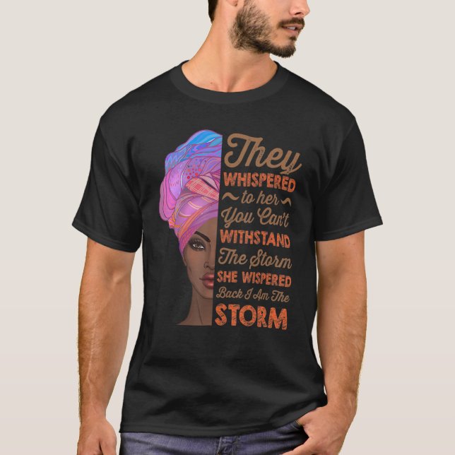 Camiseta She Whispered Back I Am The Storm Black History Mo (Frente)