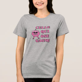 Camiseta She Who Dares Wins in French w/ Girly Pig