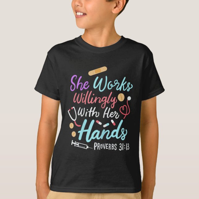 Camiseta She Works Willingly With Her Hands Proverbs 31 13  (Frente)